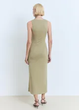 Vestido midi de algodón sin mangas, con cuello redondo y detalle de nudo lateral en la cintura. Presenta un diseño recto y minimalista.