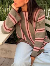 Sweater de tejido de punto de algodón con diseño rayado en color blanco, bordó y rosado, cuello redondo a la base, mangas largas acampanadas y silueta oversize.