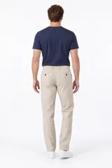 Pantalón de corte recto en color celeste melange, confeccionado en mezcla de algodón y viscosa. Cuenta con cintura elástica ajustable con cordón interno, botón frontal y bolsillos laterales.