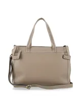 Cartera shopper de cuero color visón con doble asa superior y correa ajustable y desmontable. Cuenta con herrajes metálicos dorados y logo de la marca aplicado en la parte frontal.