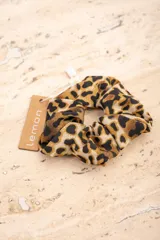 Scrunchie de poliéster con estampado animal print.
