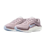 Championes de running Nike modelo Air Winflo 11, color negro con detalles en blanco. Presentan una parte superior de malla transpirable, logo lateral en contraste y entresuela con tecnología Air para mayor amortiguación.