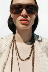 Blazer color crudo con diseño troquelado, cuello solapa, manga larga y bolsillos delanteros de plastrón.