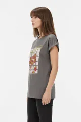 Remera de algodón color beige, de cuello redondo y manga corta con vuelta fija. Presenta un estampado frontal con la leyenda 'Fruit of The Soul' y un diseño de frutillas con un moño verde.