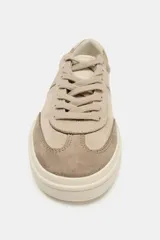 Zapatilla deportiva de diseño urbano con detalles a contraste de color y texturas. Presenta pespuntes decorativos, cierre con cordones, punta redonda y suela engomada.