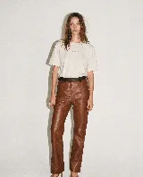 Pantalón de cuero vacuno con corte flare y tiro alto. Cuenta con forrería interna de satén y detalle de presillas fruncidas en la cintura.