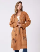 Chaqueta larga color marrón, de símil gamuza calada con diseño de flores y puntos. Tiene silueta abierta y mangas largas de corte recto.