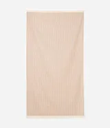Pareo de playa rectangular de algodón en tono beige con diseño de rayas verticales blancas y acabado de flecos en los extremos.