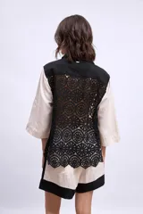 Camisa color crudo con cuello negro, mangas 3/4 y aplique de crochet negro en el frente.