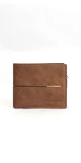 Billetera plegable para hombre de cuero sintético color marrón, con diseño de costuras decorativas, compartimentos para tarjetas, visor para documentos y bolsillo interno con cierre.