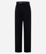 Pantalón recto de cintura alta color negro, confeccionado en punto roma con viscosa sostenible. Incluye trabillas en la cintura, pliegues y cinturón fino de material sintético con hebilla en forma de ocho.