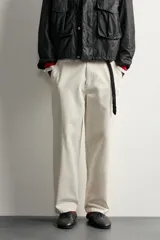 Pantalón chino regular fit de color beige, confeccionado en algodón, con bolsillos frontales y cierre de cremallera y botón, de la colección especial Aaron Levine x Zara.
