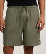 Bermuda verde militar para hombre, confeccionada en tela liviana de viscosa y cáñamo, con cintura elástica, cordón para ajuste y bolsillos laterales.