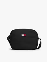 Cartera tipo bandolera de diseño compacto, color negro, con cierre superior y parche con el logo de la marca en el frente.