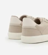 Championes casuales de caña baja con cierre de cordones, confeccionados en lona de algodón con suela de goma vulcanizada.