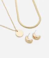 Conjunto de collar y aros dorados. El collar incluye una cadena fina con dije circular y una cadena gruesa tipo serpiente. Los aros son pequeños aros gruesos.