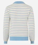Blusa de punto a rayas horizontales celestes y blancas, con cuello polo celeste, cierre frontal con botones, bolsillo aplicado en el pecho y mangas largas.
