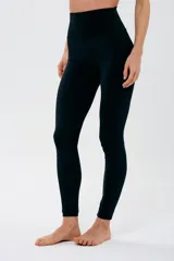 Calza larga de tiro alto color negro, con cintura doble y corte ajustado.