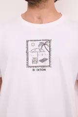 Remera blanca de manga corta y cuello redondo, con gran estampado en la espalda de temática playera dentro de un marco decorativo.