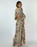 Vestido largo de algodón con estampado animal print en tonos tierra, escote en V profundo, cintura elástica y mangas tres cuartos abullonadas.