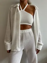 Top blanco de tejido waffle con cuello halter.