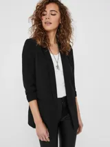 Blazer regular fit color rosado viejo, con cuello solapa, mangas 3/4 y bolsillos frontales ribeteados.