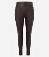 Pantalón skinny de mujer Cortelle, confeccionado en sarga de acabado resinado color marrón oscuro, con cintura mediana, bolsillos y cierre delantero tradicional.