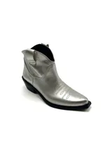 Botas de cuero vacuno color negro con caña baja bordada a tono, tacón bajo, punta alargada redondeada y suela cuadrada.