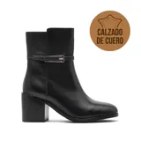 Bota de caña media confeccionada en cuero negro, con taco cuadrado y detalle de tira fina con hebilla metálica en el tobillo.