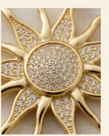 Cadena de acero con baño de oro y dije en forma de sol con incrustaciones de circonias.