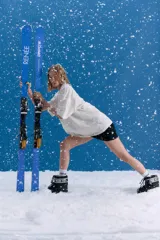 Minifalda de bengalina lisa con tiro medio, cintura ancha, cierre invisible lateral y bolsillos ojal decorativos en el delantero.