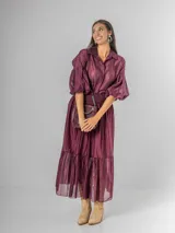 Camisa de organdí de algodón italiano en color bordó, con cuello camisero, cierre frontal con botones y mangas farol que aportan volumen.