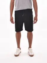 Bermuda cargo negra con cordón ajustable en la cintura y bolsillos laterales con solapa.