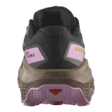 Championes de trail running Salomon Ultra Flow 2 Gore-Tex impermeables, color negro con entresuela marrón y detalles en fucsia y amarillo. Confeccionados con parte superior de malla transpirable y suela con tacos para tracción en cualquier condición.