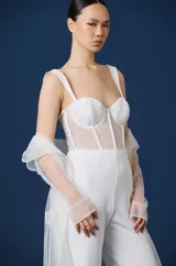 Mono largo negro con diseño tipo corset en el torso, con copas estructuradas y paneles de encaje semitransparente. Presenta breteles anchos y se complementa con una estola de tul negro incorporada.