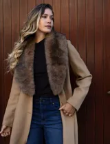 Tapado largo de paño de la marca Michael Kors, color marrón tostado, con cuello solapa adornado con piel sintética desmontable, bolsillos delanteros y cinturón ajustable del mismo material.