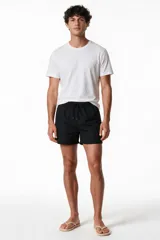 Short de baño negro con cintura elástica y cordón ajustable.
