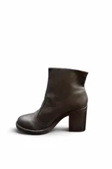 Bota de cuero sintético color marrón, con taco ancho y cierre lateral visible.