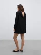 Vestido corto negro de poliéster, lana merino y viscosa, de corte recto, cuello solapa y manga larga.