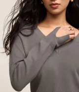 Suéter de punto color amarillo, con escote en V y mangas largas. Presenta un diseño básico y versátil, confeccionado en una mezcla de viscosa, poliamida y elastano.