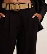 Pantalón wide leg de tiro alto en tejido de viscolino, con cierre tradicional, trabillas en la cintura y pliegues frontales.