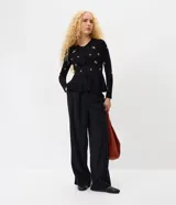 Pantalón wide leg de sastrería color negro, confeccionado en viscosa y poliéster, con cintura estructurada y caída fluida.