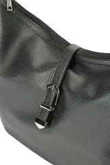 Cartera tipo bolso hobo de cuero sintético negro con textura granulada, asa de hombro ajustable y detalle de tira frontal con hebilla metálica plateada. Cierre superior con cremallera.