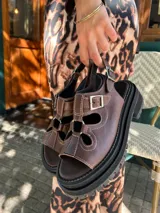 Sandalias de cuero color chocolate con plataforma track y aberturas decorativas.