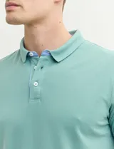 Chomba verde con cuello polo y tapeta de dos botones.