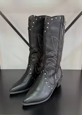 Botas texanas negras de caña alta con bordado de hojas en color blanco y tachas plateadas.