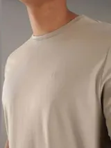 Remera manga corta color beige, corte regular y cuello redondo.