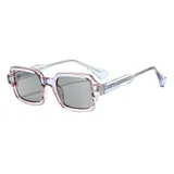 Lentes de sol con armazón rectangular oversize transparente y acabado translúcido en tonos rosados y grises. Lentes oscuros con protección UV 400.