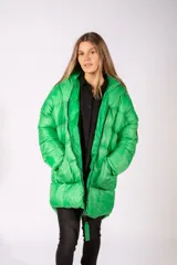 Campera puffer de corte oversize y diseño acolchado, color verde vibrante. Cuenta con capucha integrada, cierre frontal completo con tirador personalizado y bolsillos laterales.