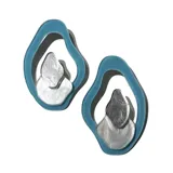 Par de aros colgantes con forma irregular, compuestos por un borde exterior azul y dos piezas internas plateadas de diferentes tamaños.
